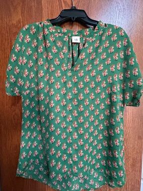 Cabi Green Floral Short Sleeve V-Neck Top Size Medium
